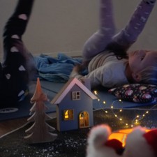 Familien-Yoga: / Foto: © Elena Knaus Familien-Yoga: